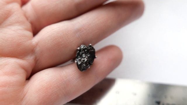 Одиночная серьга с метеоритом Сихотэ Алинь