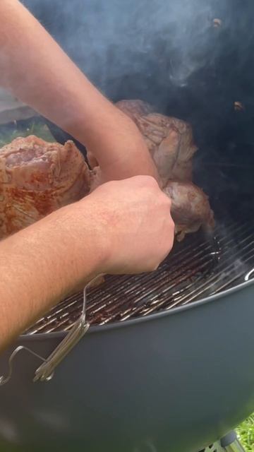 Курица на банке с пивом. Готовим на угольном гриле Weber Mastertouch #webergrill #барбекю #гриль