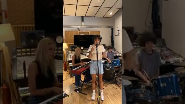 Directo de Natalia Lacunza x Calvin Klein dónde canta 4 canciones. En directo
