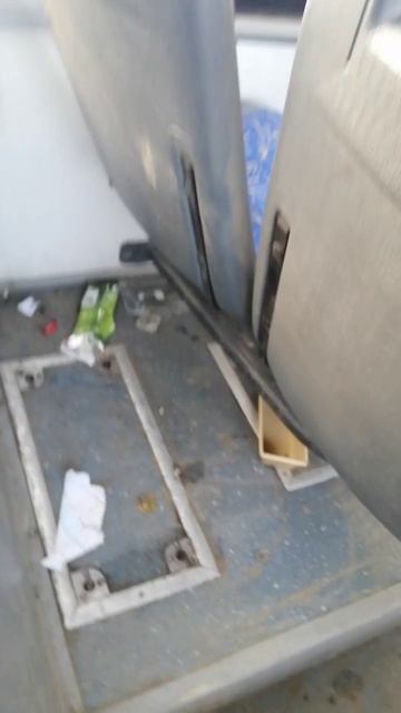 Вот в таком состоянии автобус после пассажиров ☹️

Люди, что с вами не так ?