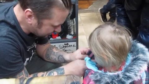 На Автограф-сессии. Илья "Черт" Кнабенгоф. Группа "Пилот".