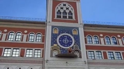 Часы с осликом