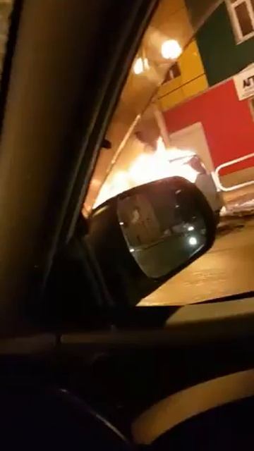 Иномарка загорелась в центре Южно-Сахалинска