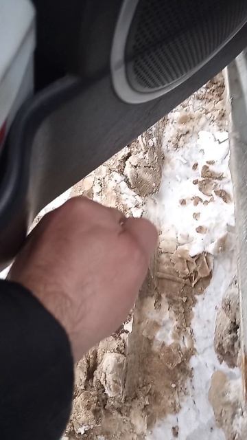 если вода скапливается на коврике в авто...