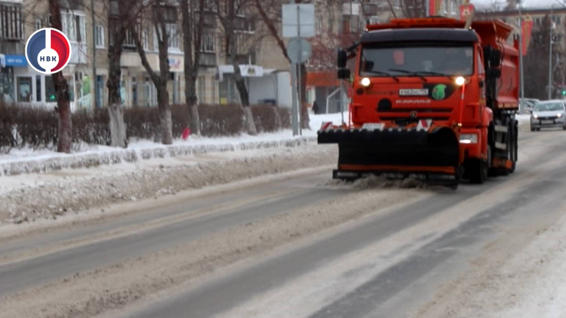 Дорожно-коммунальная служба продолжает уборку города от снега