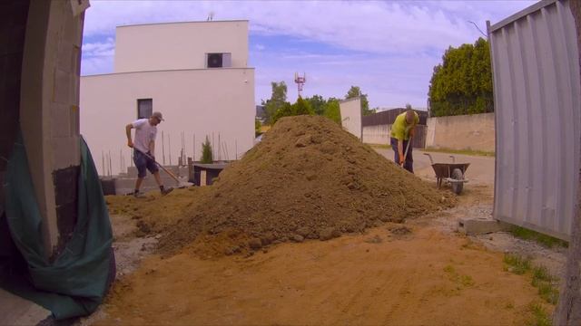 12.5 tons / 28K lbs of soil with two shovels in ***one hour*** timelapse. Truck MAN 8x8.