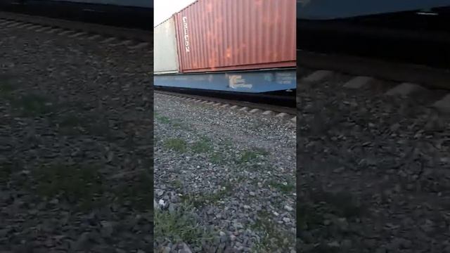 Вл10у едет под 10км/ч и на встречу ему едет грузовой