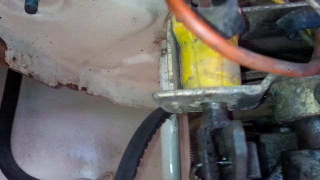 Base de tina, transmisión lavadora semiautomática Comet LV24LJAL con componentes y repuestos varios