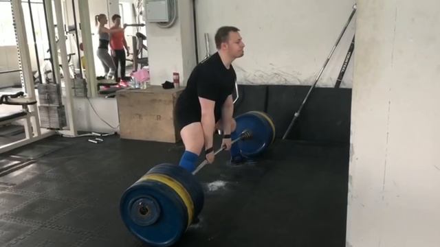 Deadlift 330(727) BW 94(207) straps