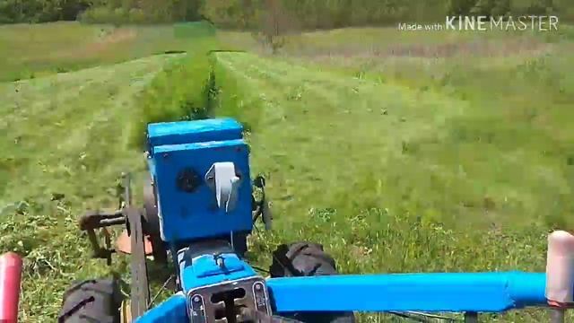 Роторна косарка кошу люцерну на адаптері