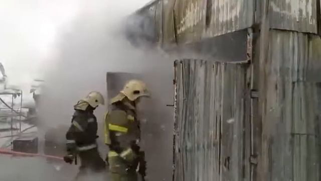 Тушение пожара на складе под Краснодаром
