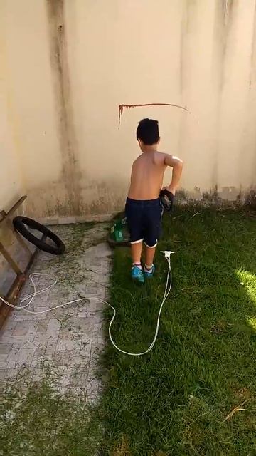 Cortando a grama . Gabriel cib peruibe