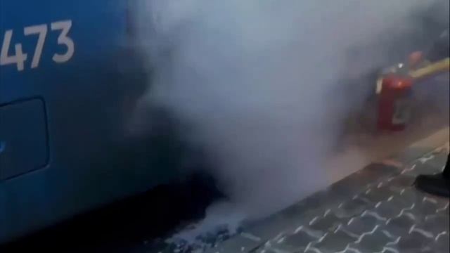 Жаркое утро у автобуса: водителю пришлось тушить горящее колесо
