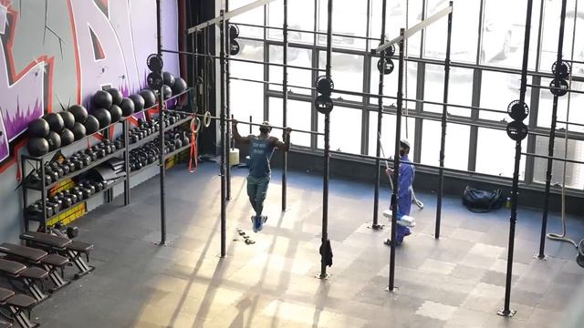 Уборщик со ШВАБРОЙ 32КГ Пранкует ЗАПАД Gym Prank
