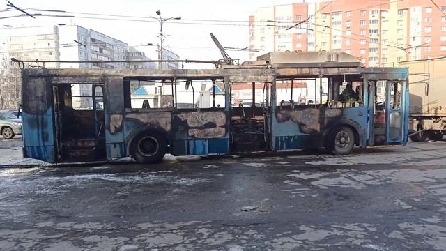 Троллейбус ЗиУ 682ГМ1( с широкой передней дверью) №1107 увозят в депо после возгорания||г.Рязань