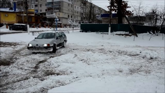 Чистимо сніг біля майстерні.Passat B3