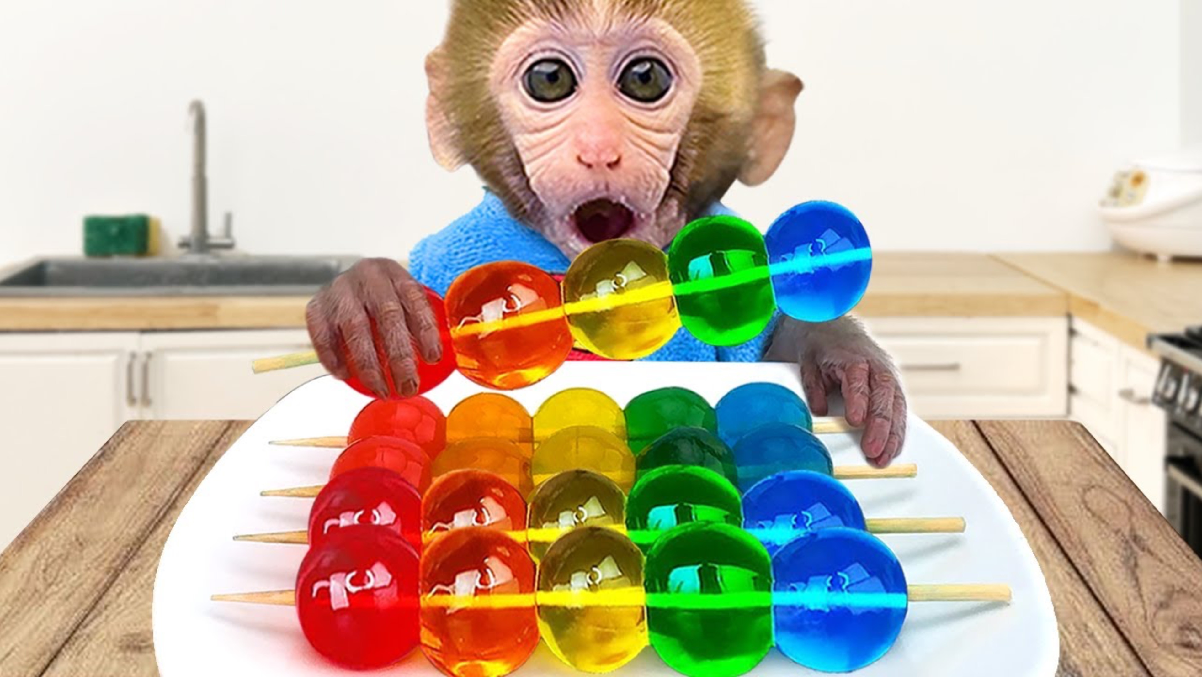 Monkey Baby Bon Bon eats rainbow jelly with puppies and bathes with ducklings in the bathroom