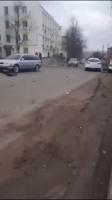 В Изюме ракетой поражено здание Райгосадминистрации. Сообщается об убитых и раненых.