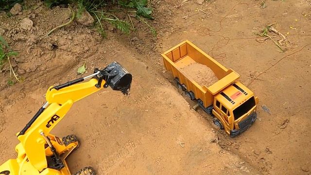 Toy jcb 3dx loading sand to Tata truck | diy mini Mahindra tractor trolley loading mud cartoon vide