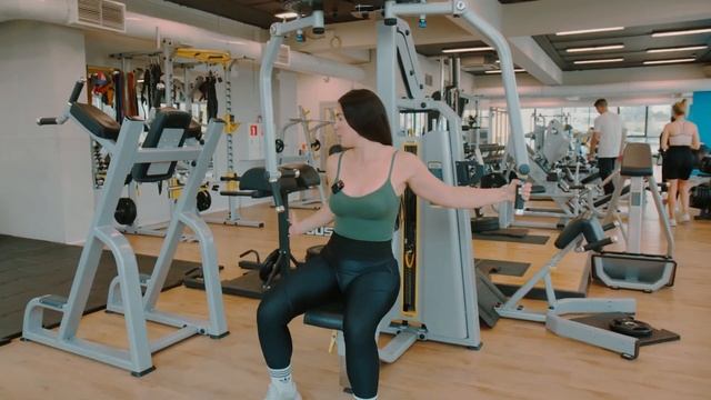 Сведение рук в тренажере бабочка в фитнес клубе Super Gym