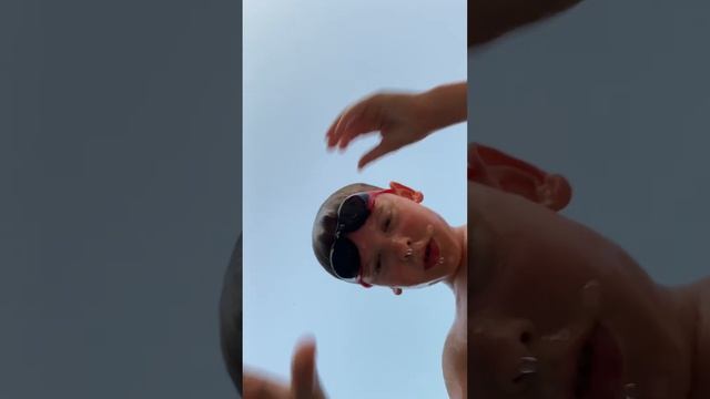 Купаюсь в бассейне￼