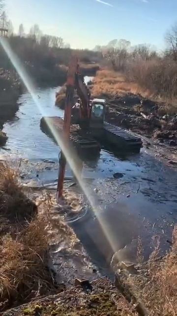 Плавающий экскаватор на понтонах Hitachi ZX200 River от УМиС-8 Умный Демонтаж. Очистка водоема