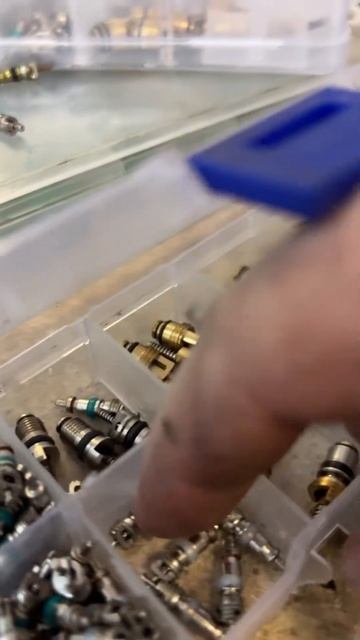 Ниппель для системы кондиционера зеленый или белый #заправка #автомобили #кондиционера