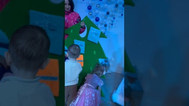 Новогодний утренник 24.12.2024 в 10.00 в Бэби клубе на Менделеева