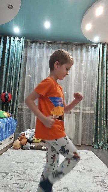 Танец "игры в кальмара"