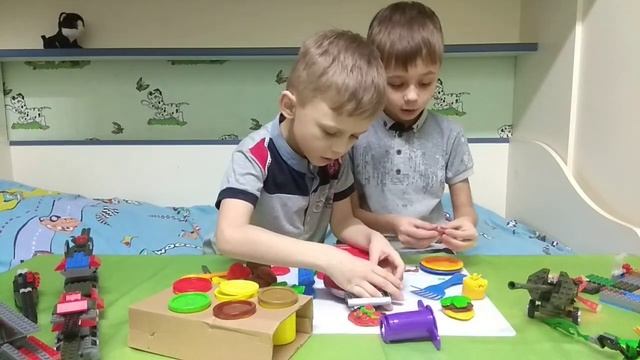 Играем и лепим Play Doh Kithen.