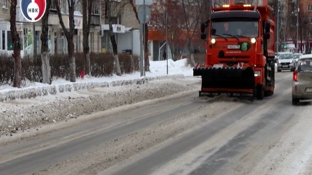 Дорожно-коммунальная служба продолжает уборку города от снега