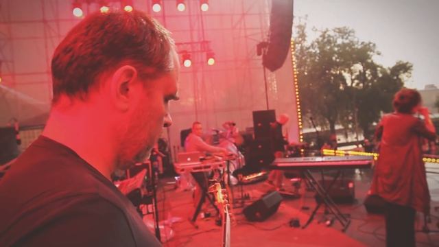 Tinavie - Sparks (Live)
