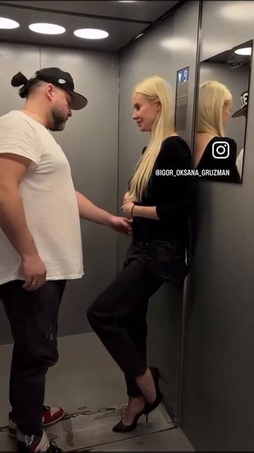 Парень и девушка в лифте короткий прикол