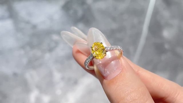 Кольцо золото Au750, вес 2.42g. Центральный бриллиант 1.080ct. Fancy Yellow VVS. Бриллианты 0.280ct