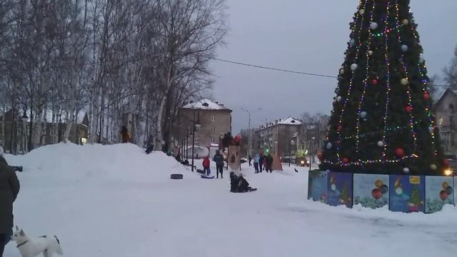 Совгавань, елка и горки у ,,ДК,,.,27.12.22г.