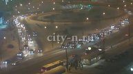 Дункан Маклауд рванул на "красный" наперерез потоку машин