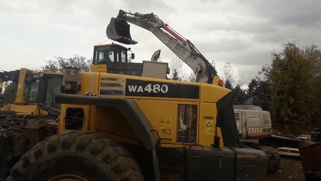 Komatsu WA480 removing operator cab