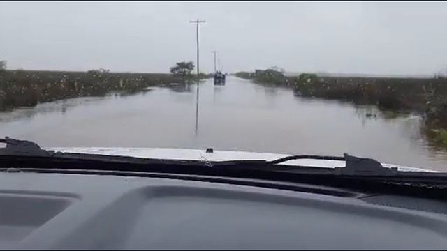 fiat toro diesel original passando em enchentes no rio grande do sul na cidade de Rio Grande -RS