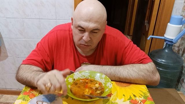 Мукбанг. Борщ и копченое сало с горчицей. Беда в Москве и куда летят наши ракеты.
