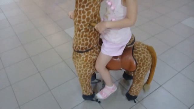 Карина катается на Жирафе!!!