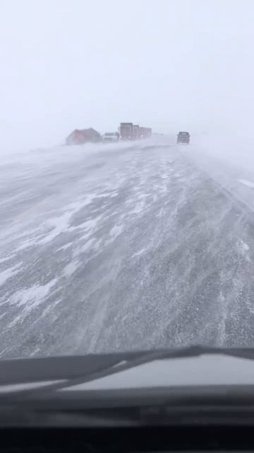 На трассе Оренбург — Орск в районе Сары произошло ДТП: перевернутый грузовик лежит вдоль дороги.