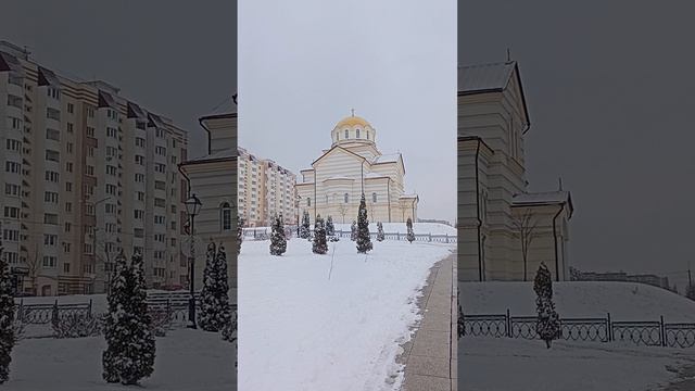 Часть Бульвара Героев Отечества ,и вид на Храм Спиридона Тримифунтского (г.Саратов февраль 2025)