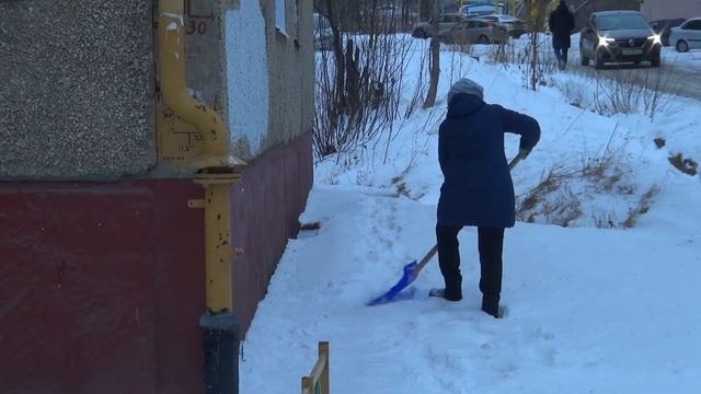 Почему важна своевременная чистка отмостки: разъяснения от управляющей компании Златоуста