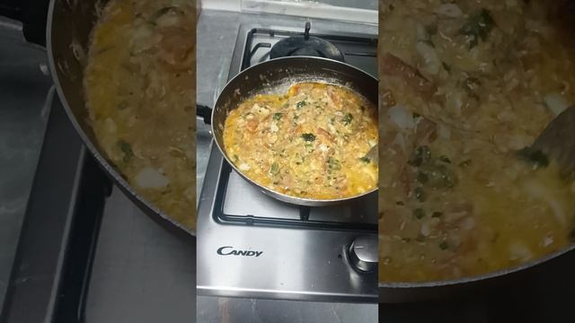 Жареная помидор и яйца вкусный и легко