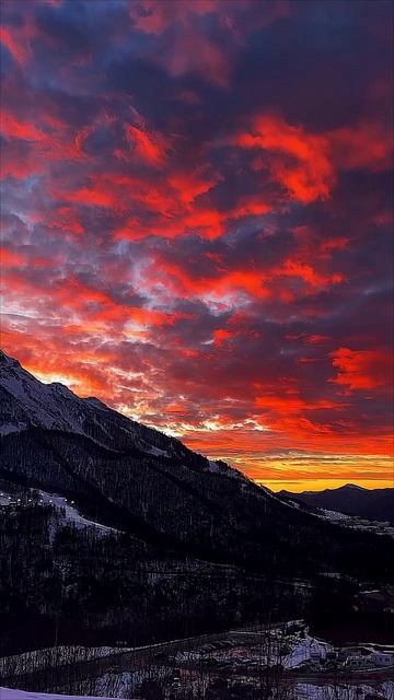 Иногда у меня создаётся впечатление, что эти закаты кто-то рисует…❤🔥🏔💯🔥👍🙏💫

Сергей Вергасов