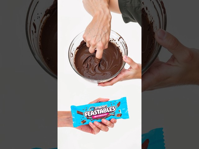 Самая дорогая модель рук держит feastables