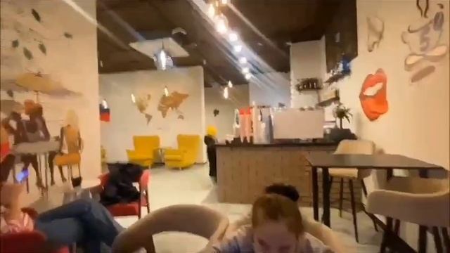 Это мы удачно зашли в новую кофейню. Ждём сестру после занятий.