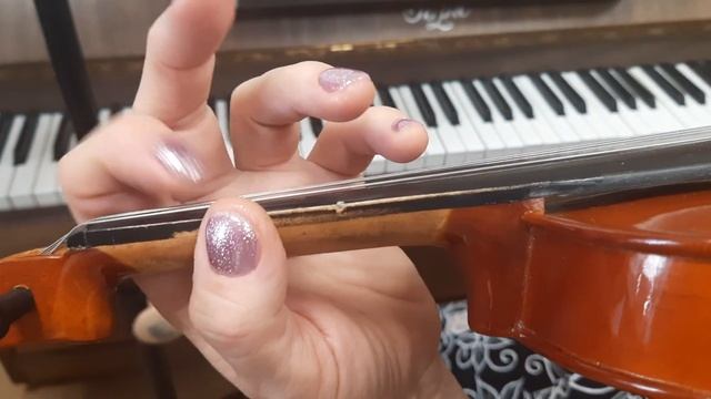 Учимся  ставить левую руку к порожку. ставим 1 пальчик на струну ре, играем ноту МИ.