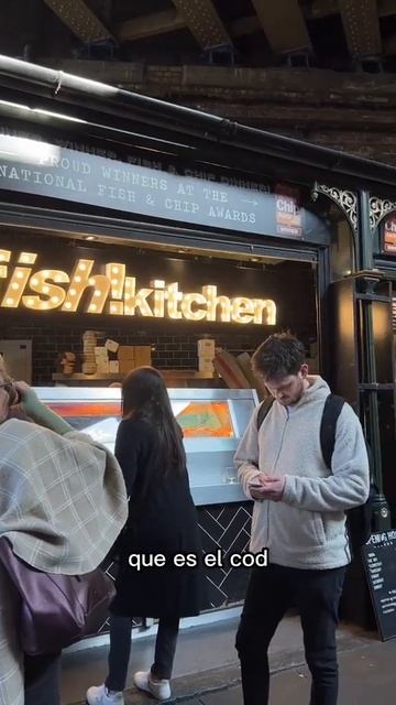 Probando fish & chips en Inglaterra #Shorts #Viajes #Turismo