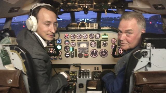Михаил с отцом - полет на авиа симуляторе